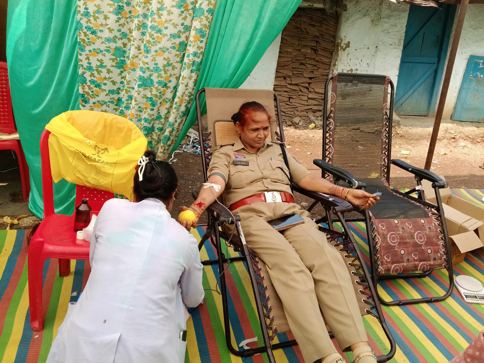 🚨 ब्रेकिंग न्यूज़ 🚨 🩸 रक्तदान कर पुलिस विभाग की ‘शेरनी’ लता तिवारी ने पेश की मिसाल।