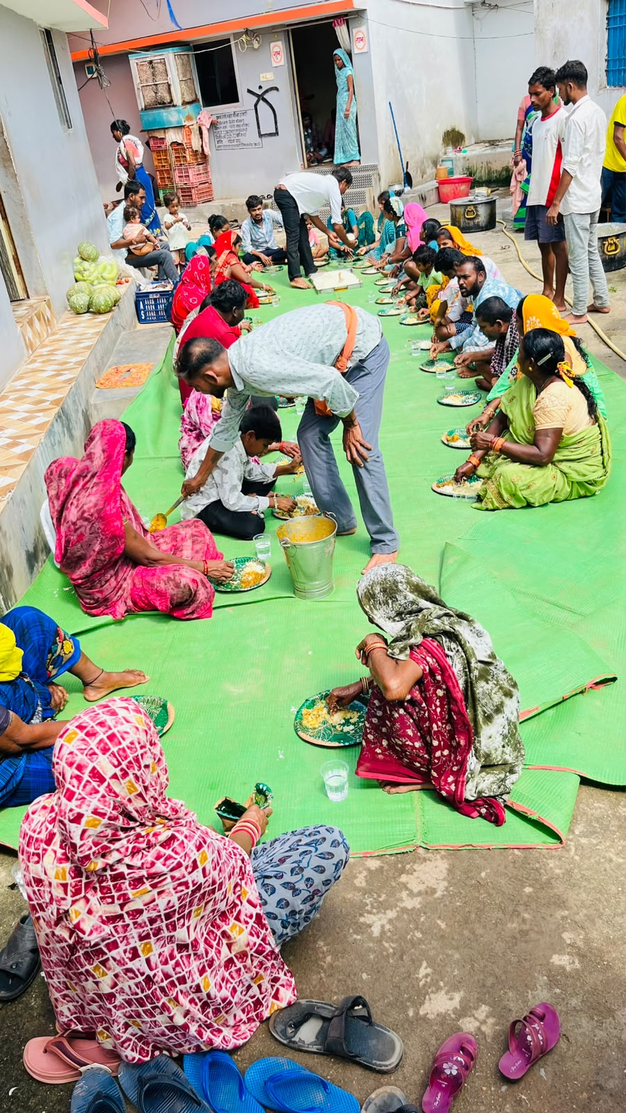 🚨 ब्रेकिंग न्यूज़🚨  बाढ़ पीड़ितों की मदद के लिए वार्ड क्रमांक 5 में भंडारे का आयोजन
