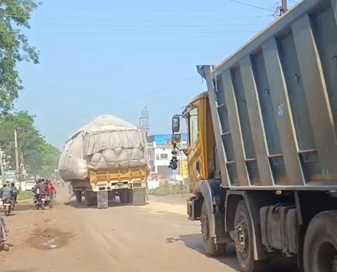 🚨 ब्रेकिंग न्यूज़ 🚨  धमतरी मार्ग पर सड़क पर बिखरा भूसा, ओवरलोड वाहनों की निगरानी पर सवाल।