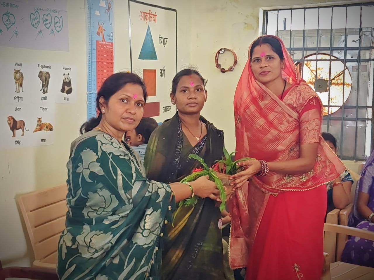 ग्राम ओरमा में ‘आंगन मिलन सेवा’ कार्यक्रम, आंगनबाड़ी कार्यकर्ताओं का हुआ आत्मीय सम्मान।
